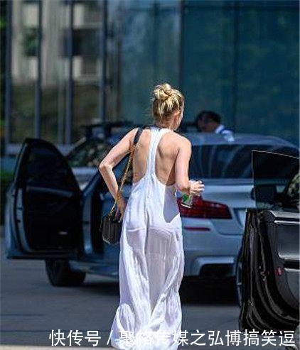 艾梅柏·希尔德穿纯白长裙大散文艺气息，街头匆忙赶行程露美背