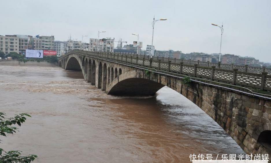 这座大桥被专家鉴定为危桥, 使用380公斤炸药爆破, 结果令专家脸