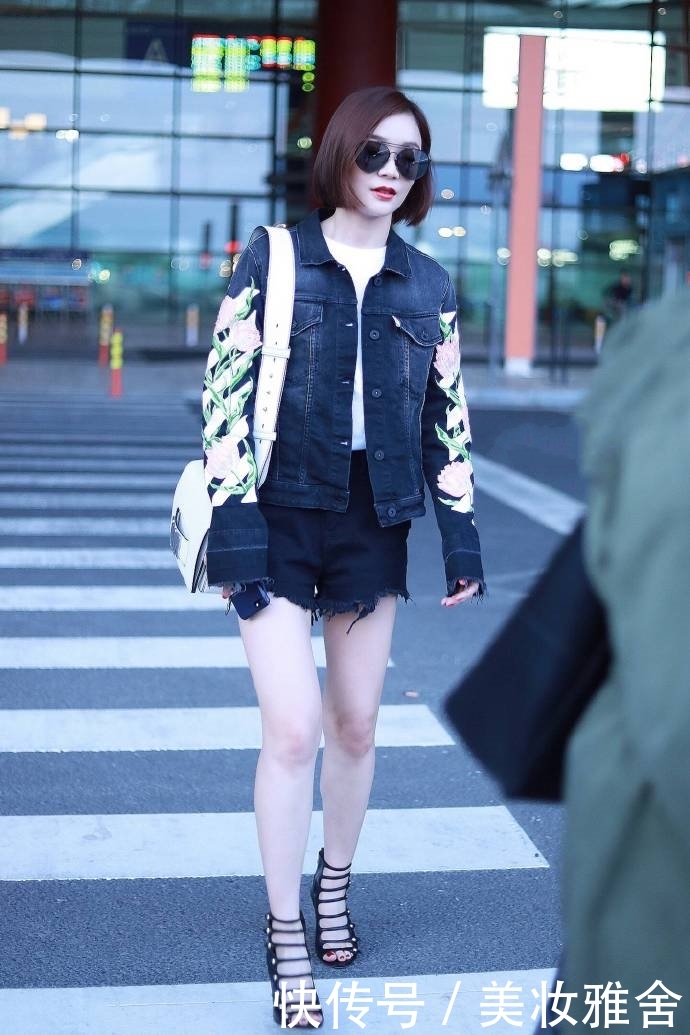 袁姗姗厉害呀！随便缝半条牛仔裤也能当裙穿，网友：不当设计多亏