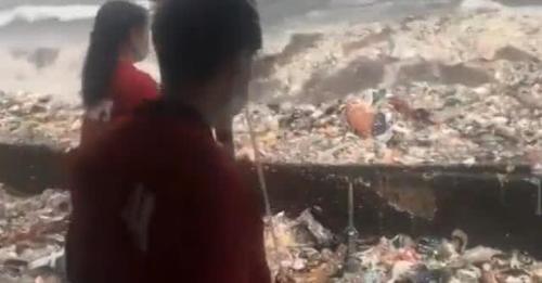 触目惊心!景区海滩惊现垃圾巨浪!网友:像是中国人丢的!