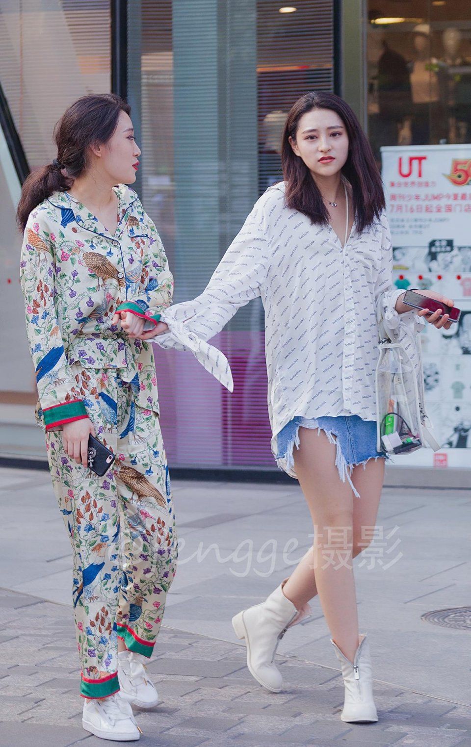 大热天，穿真丝睡衣逛街的姑娘，换上闺蜜的小皮靴或许更完美