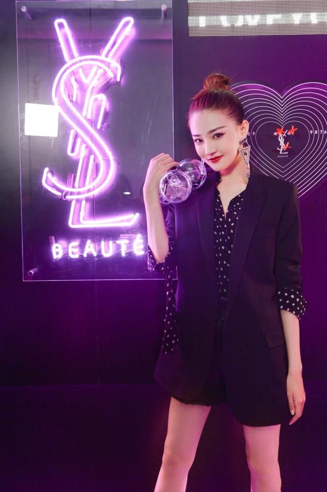 徐璐的短裤已经够短了，还非要卷起一层又一层，网友：都到腿根了