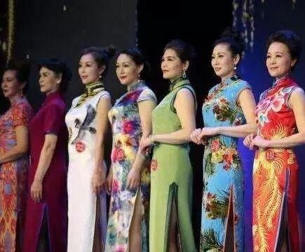  时装周：69岁成为世界旅游小姐选美冠军，惊艳纽约国际时装周，美不分年龄