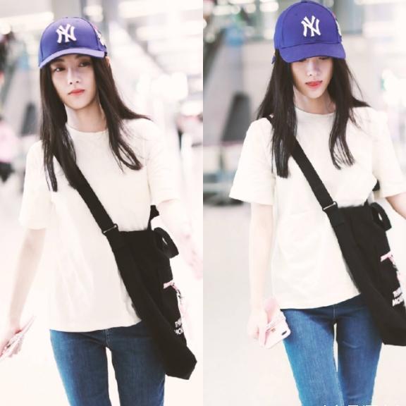 鞠婧祎机场终于穿长裤了, 简单白T牛仔裤, 78斤“秒变”88斤