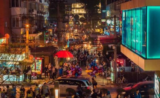 越南美女来中国旅游,刚到夜市就迷茫了:怎么和我们不一样?