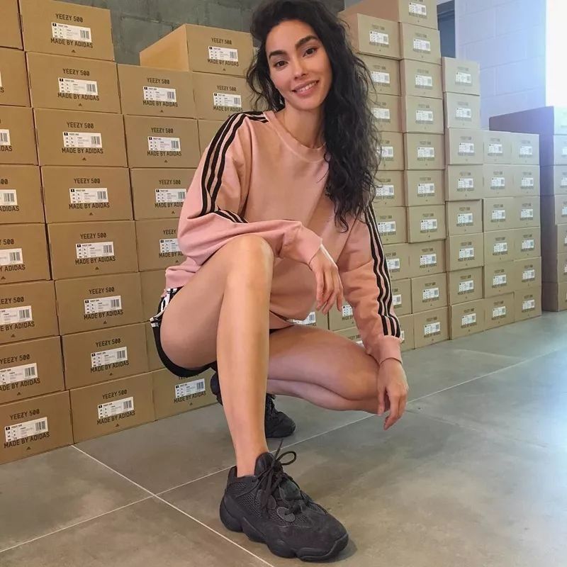 Yeezy、OW x AJ1 齐亮相，看看女神们最近又上脚了什么鞋!