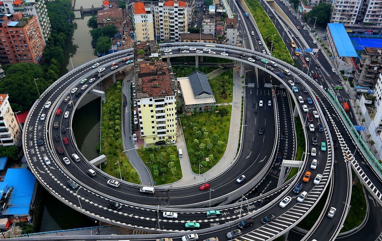 广州最牛钉子户挡道，政府不强拆，改规划建立交桥将其围成圈中楼