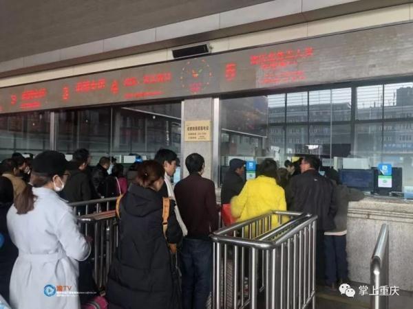 长假过半 铁路迎来短途动车客流高峰