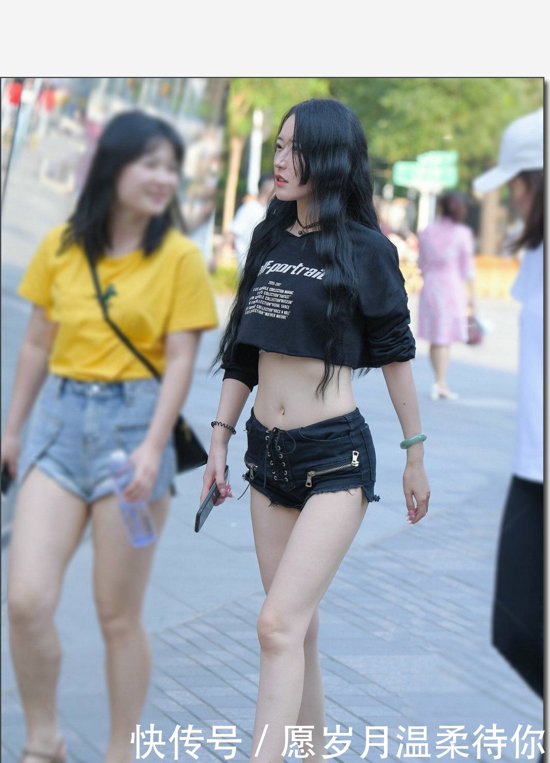 「让自己」美女街拍:高挑靓丽的小姐姐,灰衬衫搭配牛仔短裤,女神范儿十足