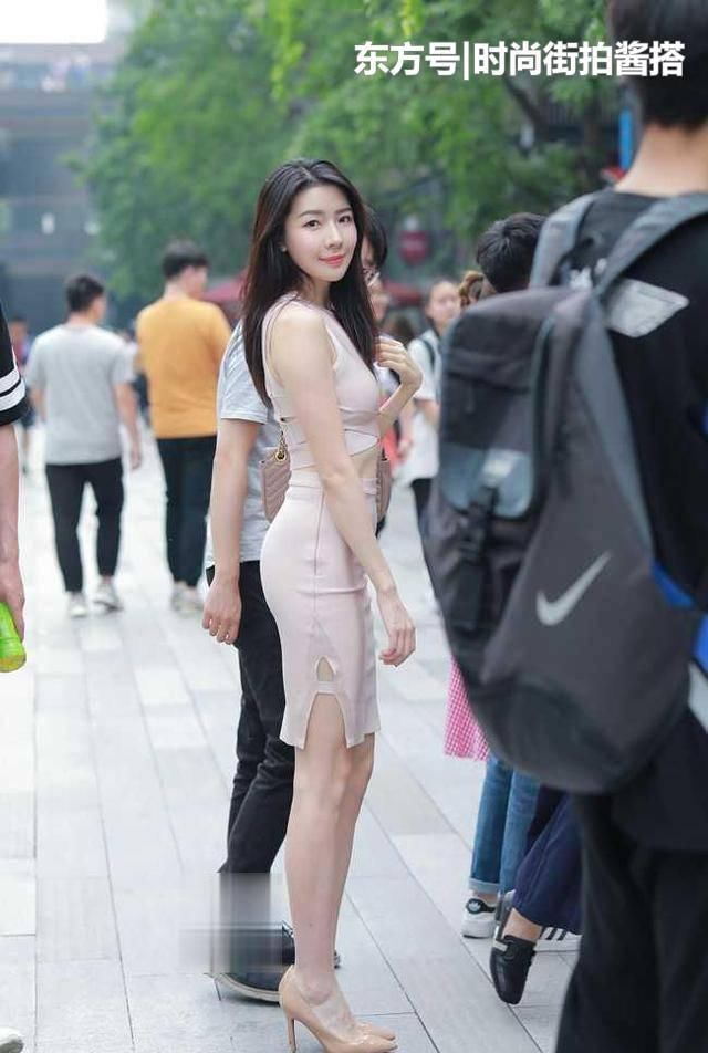  『开叉的设计』美女搭配卡其色的套装，穿出了初恋的味道，甜美