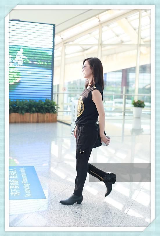 佘诗曼43岁，梅婷也43岁，二人穿一身黑，身材差距竟如此尴尬?