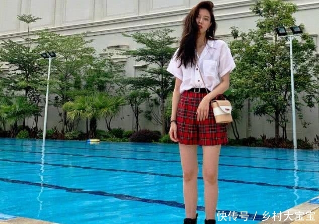 「活该」宋妍霏晒自拍“马甲线”抢镜,看到她吃的饭瞬间清醒:活该我胖!