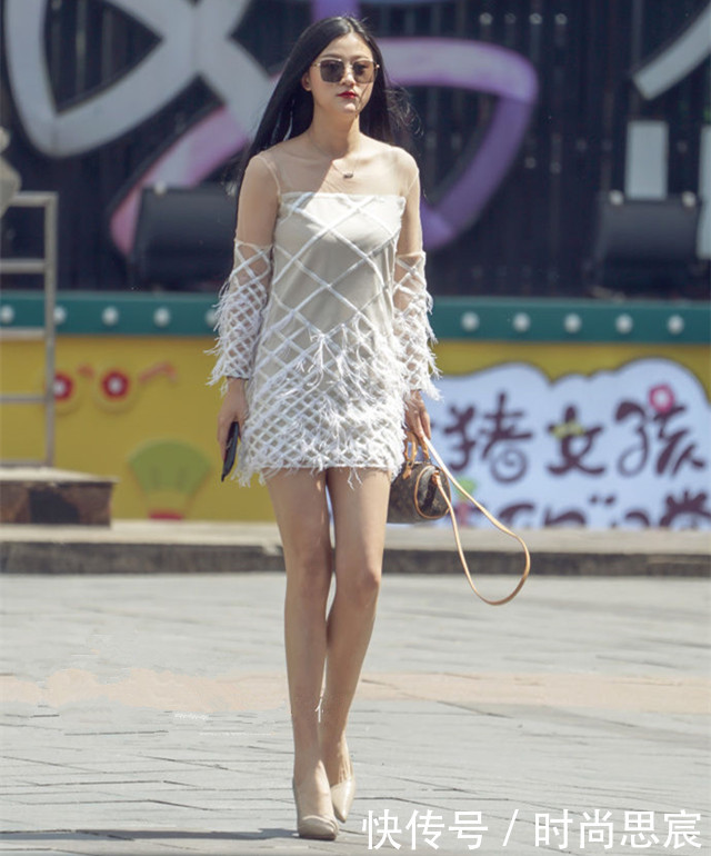 街拍：小姐姐恰到好处的裙子，性感锁骨搭配条短裙，散发女性魅力