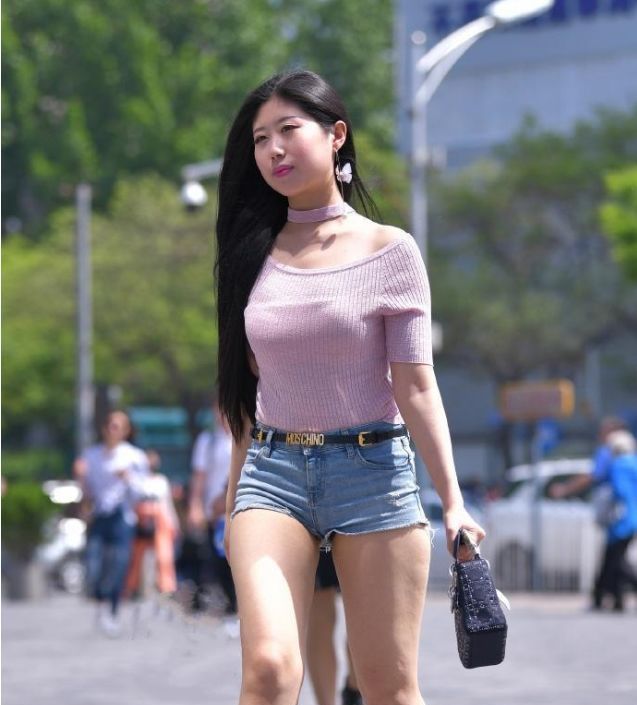  『戒色』成熟女人气质迷人，饮清净之茶，戒色花之酒，闭是非之口