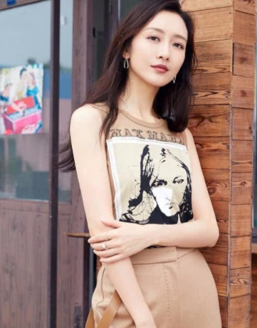 王鸥将裤子和靴子融为一体, 展现逆天大长腿, 又学到了一招!