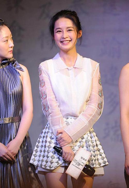 保守的李沁居然在发布会上这么穿，坐下来什么都被看光啦！