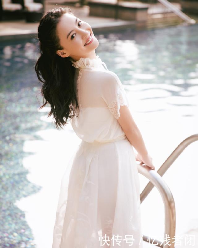 【张柏芝】40岁张柏芝身材真好,小白裙清纯有气质,宽松版型藏不住的凹凸感