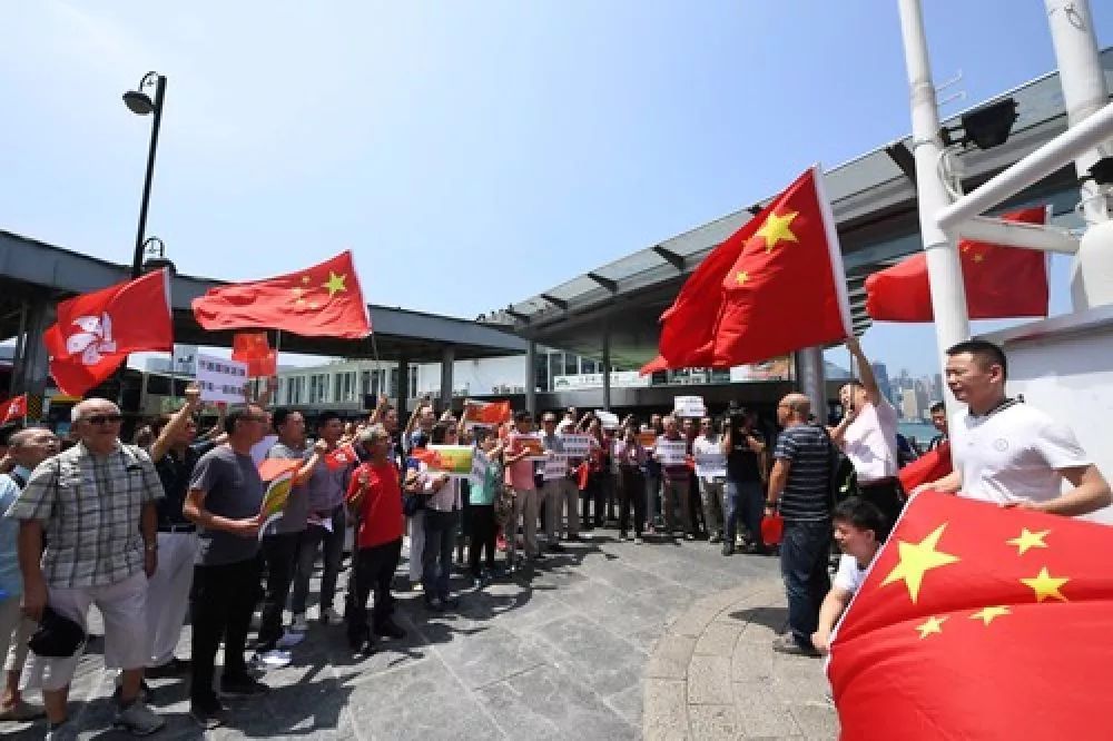 特写：香港市民自发集会守护五星红旗