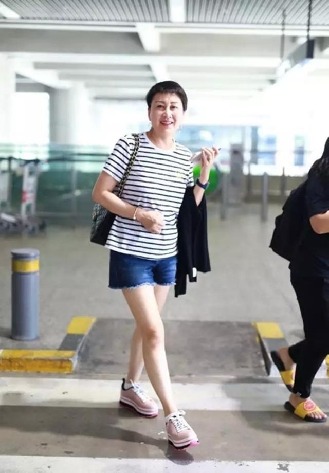 47岁的闫妮和55岁的张凯丽同穿短裤，哪位的穿搭你更喜欢呢？