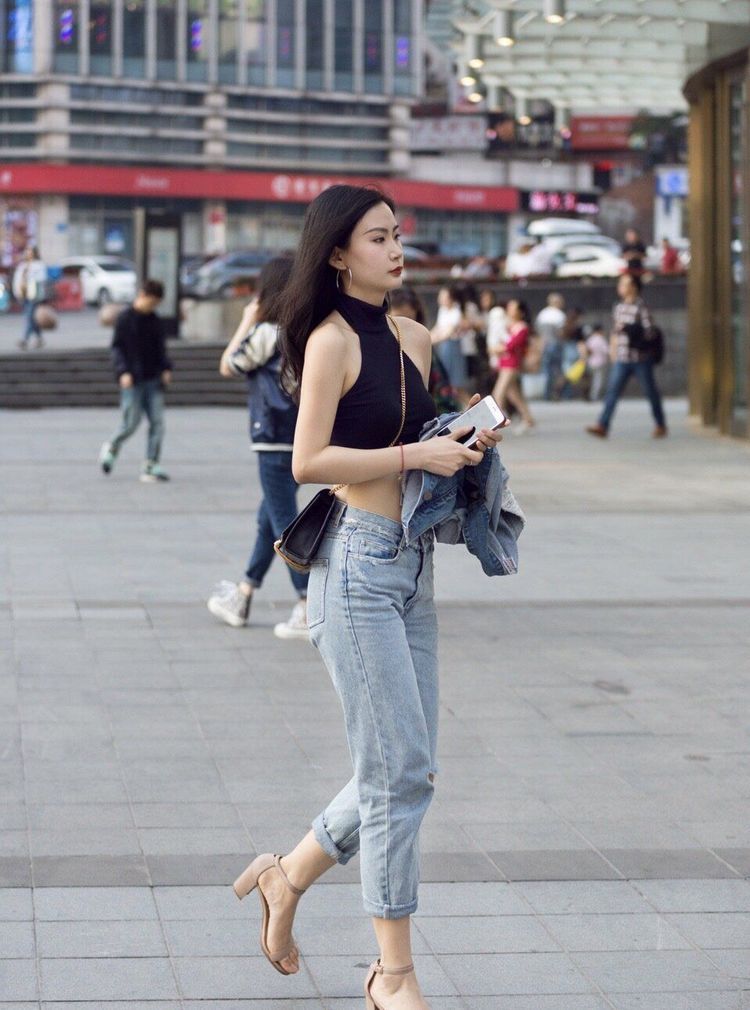  『气质』街拍：小美女身穿套裙，脚踩黑色的高跟凉鞋，显得整体气质非常突出