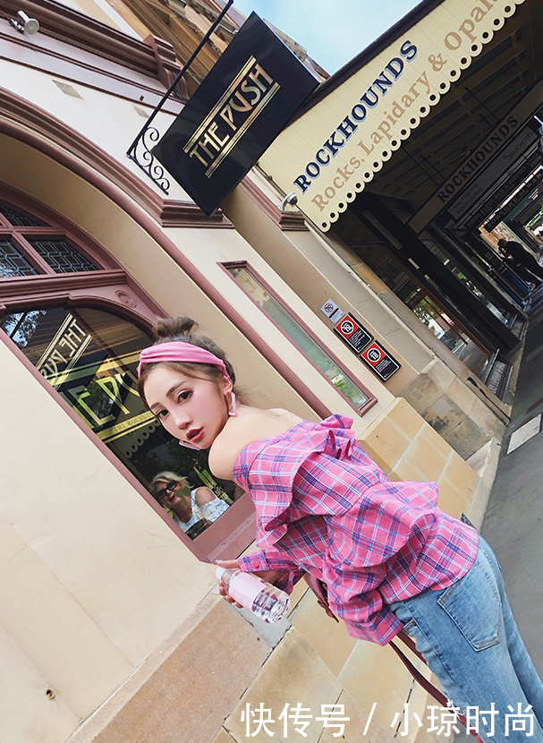 柔软透气的紧身牛仔裤，时髦精致俏丽，十分的有魅力