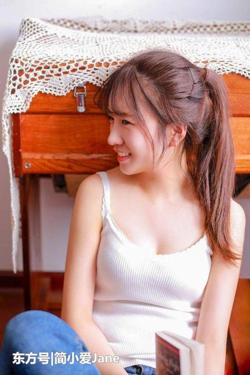 最受关注牛仔裤，美女紧绷的身材押韵，让人忘不了