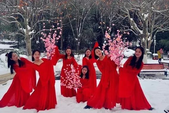 美女们穿上打底裤，大长腿很能吸引人