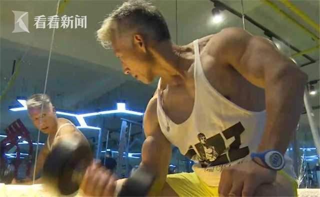 行走的荷尔蒙!61岁中国老头闪耀米兰时装周 40年健身练就好身材