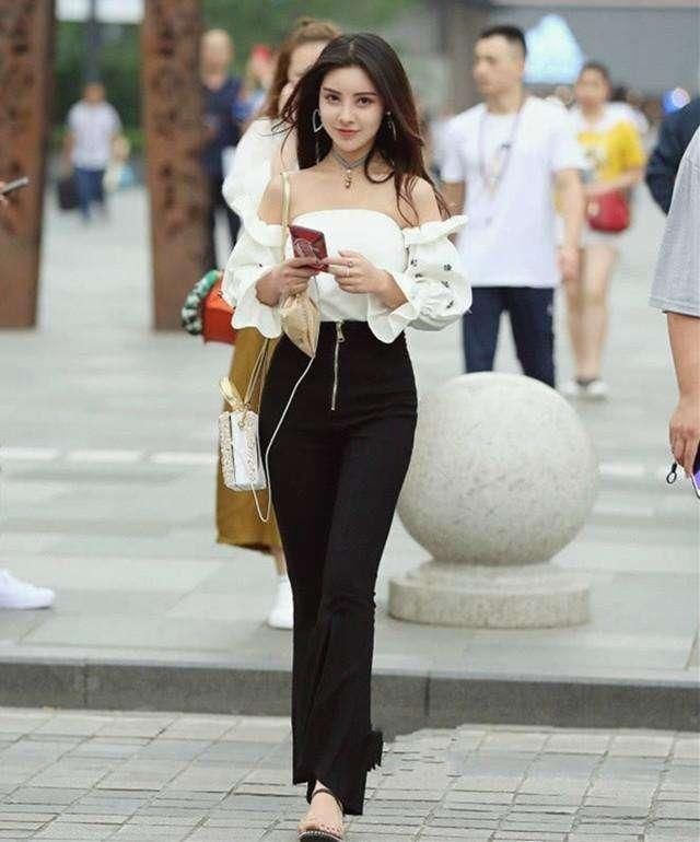 街拍:连衣裙才是7月最好的，图二小姐姐很青涩是大学生吗?