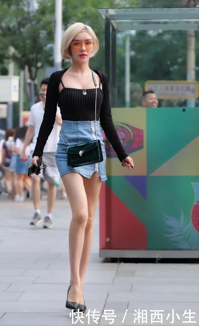 街拍：身材窈窕娇小的短发美女，牛仔短裤的搭配，让美腿显得更修