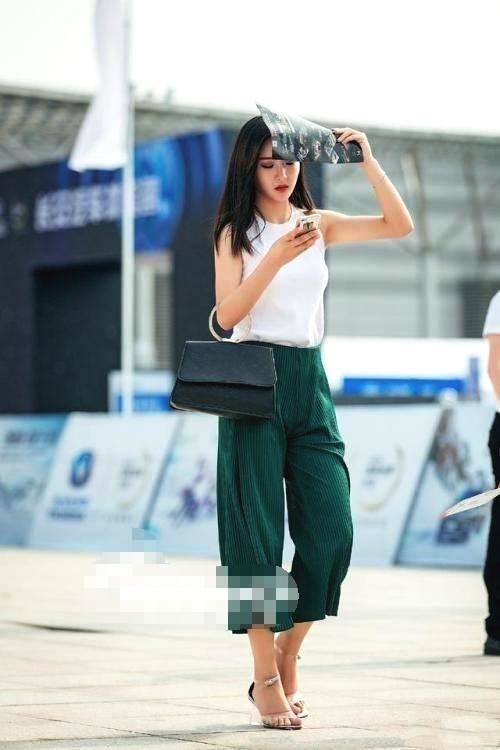 街拍：小姐姐整体看起来优雅端庄，女人味十足