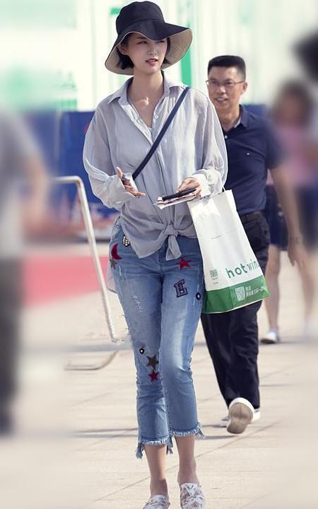 街拍路人，高气质的吊带连衣裙穿搭参考，让你秒变窈窕淑女