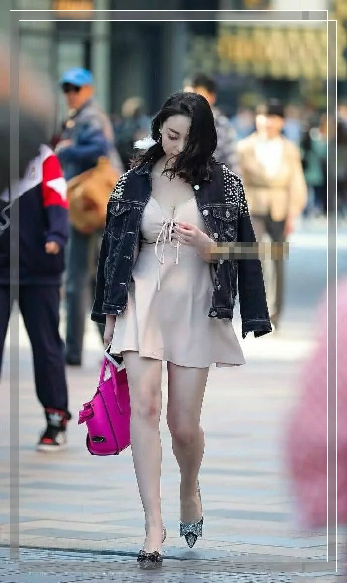 微胖小姐姐一件米色连衣裙下彰显好身材，气场强大步步生风