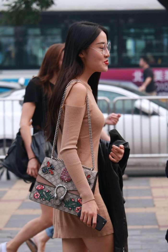 街拍：紧身长裙美女，清纯气质加上烈焰红唇很好看