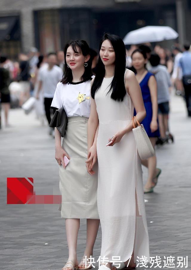 美女■街拍:白色紧身长裙果然最能显现美女的好身材