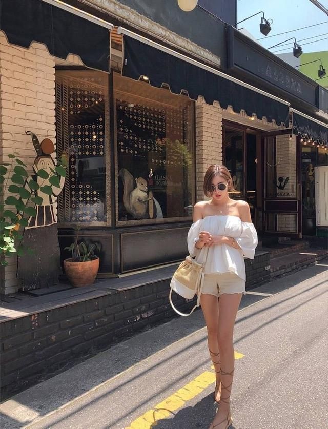 街拍：街拍 超有女人味的热裤美女