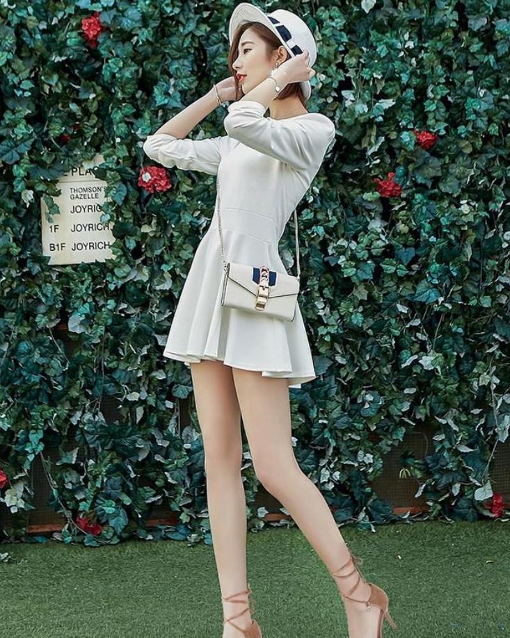  衬托出：精致高跟鞋,衬托出纤细玉足,婷婷玉直美轮美奂