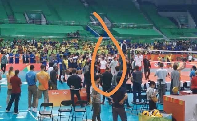 演员巩俐中国女排