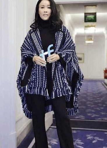 49岁那英本想凭一条开叉裤博眼球，当她坐下时，全场都尴尬