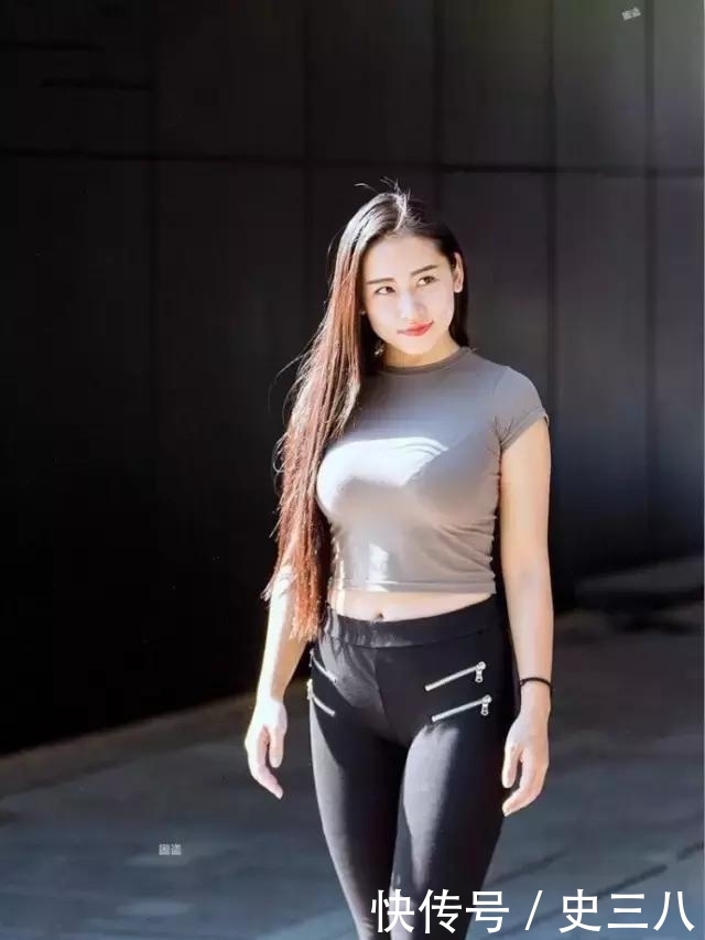 『摄影』街拍美图摄影丰腴的30多岁美妇人, t恤被硬撑出了紧身衣效果!