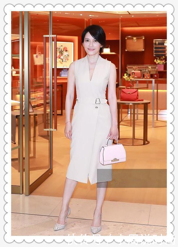 当俞飞鸿和高圆圆同穿深V裙那一刻,我才知道什么叫气质如兰!!