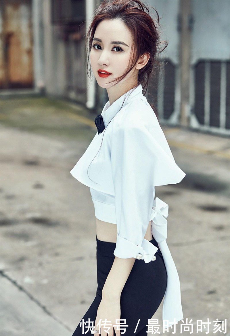 张萌连体裤现身尽显大长腿,网友:我只看到了两条线好