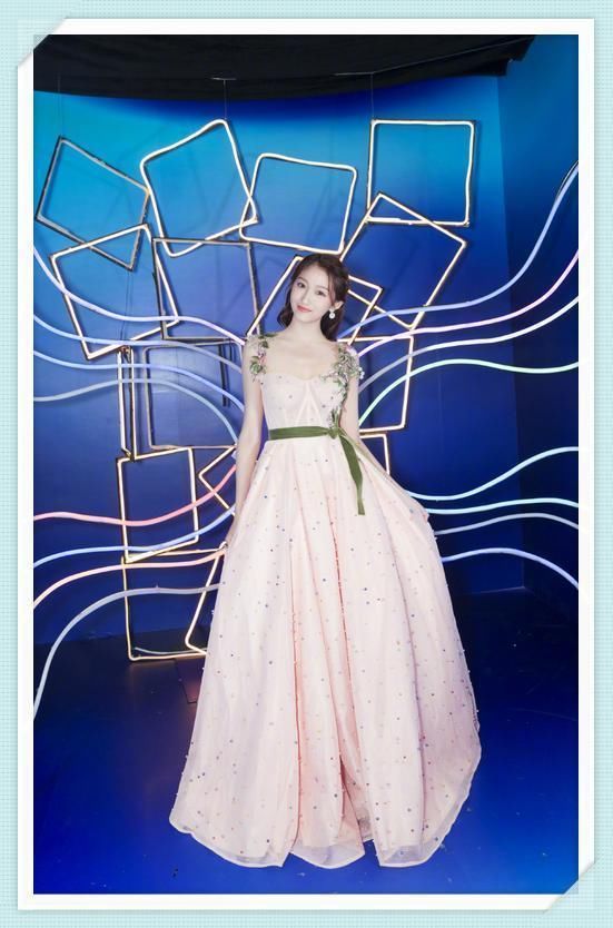 关晓彤胆真大!穿包臀裙半蹲秀身材，网友:简直就是大写的S!