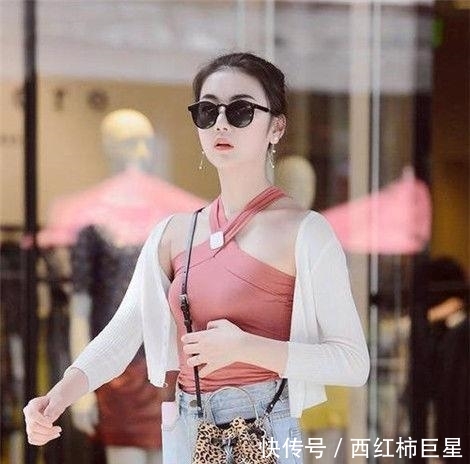  「摄影」街拍摄影：这么穿搭，腿显得很长，不仅身材高挑，还有迷人曲线