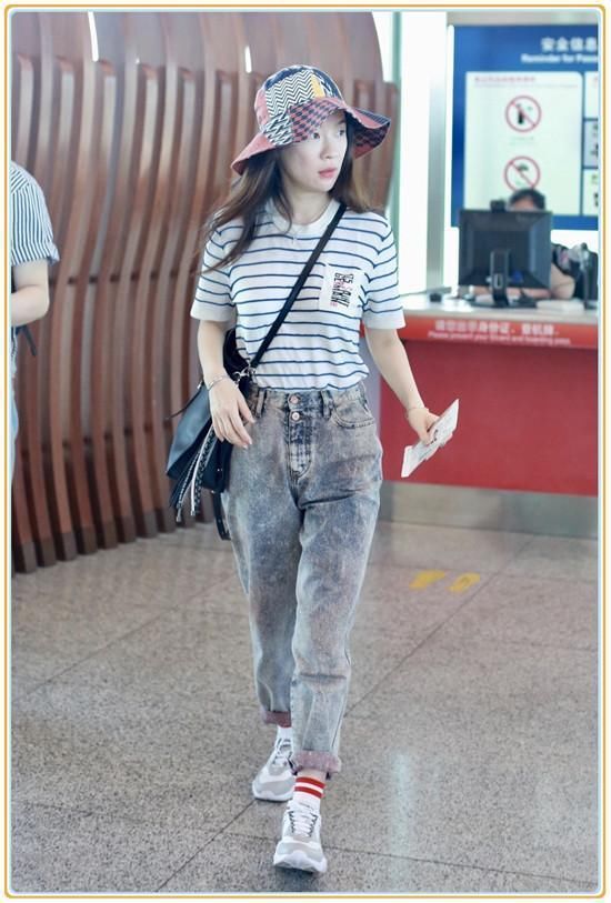 董璇是辣妈，霍思燕也是辣妈，二人同穿条纹T恤，差距竟如此尴尬