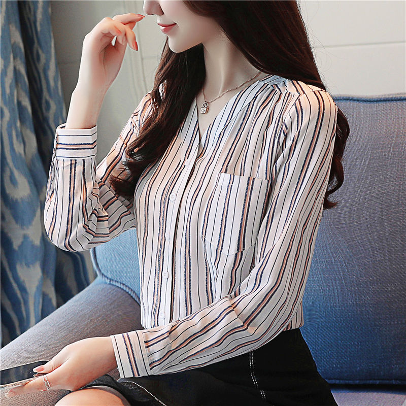 秋老虎别穿毛衣，太热!试试当下流行的棉麻小衫，迷人忒好看