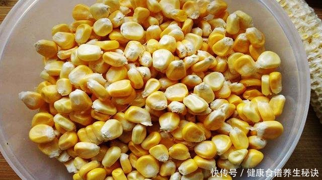  「钓友」菠萝啤酒加玉米做饵料，鲤鱼草鱼都爱吃，南方钓友别错过