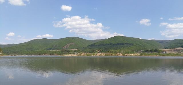 兰湖:母亲节延吉海兰湖垂钓,斤鲫拽走鱼竿很嚣张