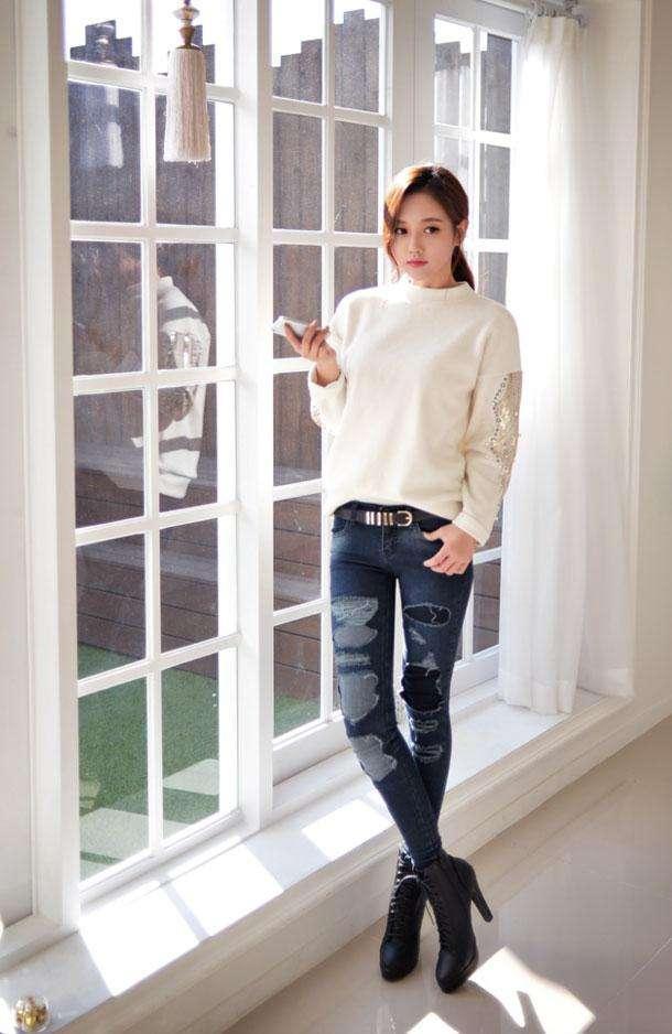 紧身裤展现动人身姿，名媛气息十足，性感迷人衬托魅力