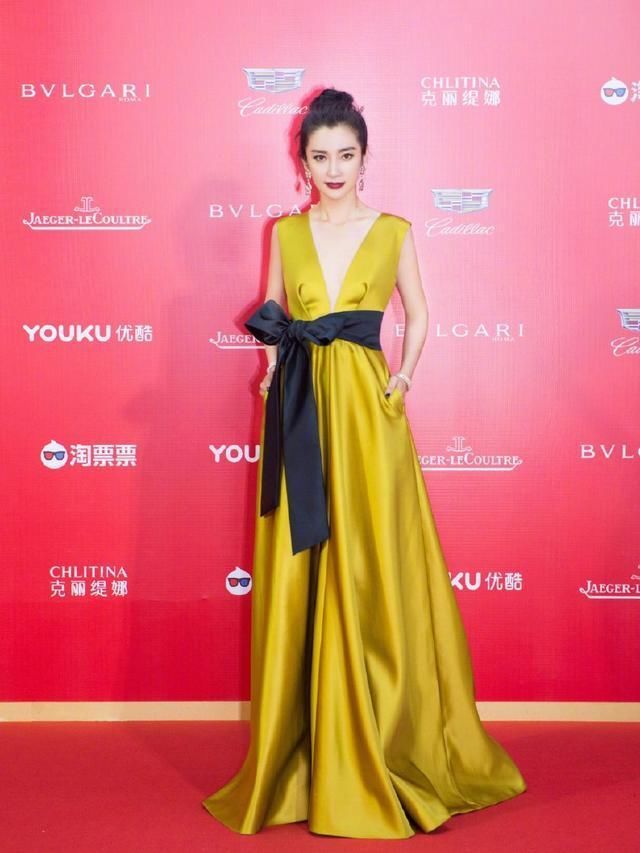 这些颜色一般人不敢穿，周冬雨美成少女，李冰冰气场全开!